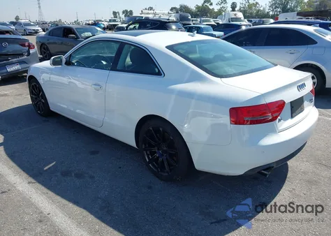 2011 Audi A5 2.0T Premium z USA, uszkodzony, nr VIN WAULFAFR8BA049464